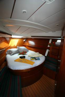 Beneteau 463 forward cabin
